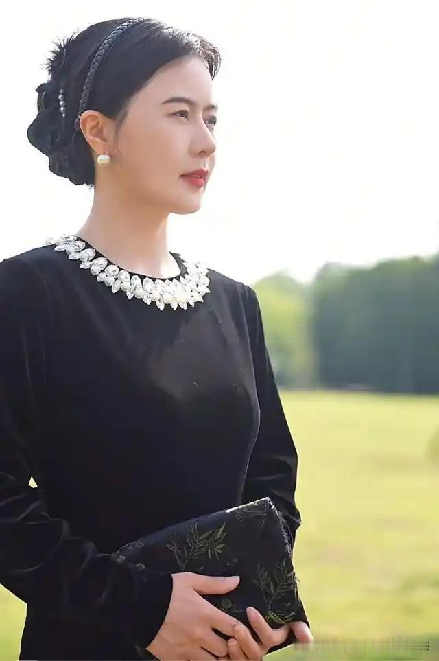 寒门逐光，博士相宜
 
       相宜，来自陕西咸阳，是广受网友关注的女博士