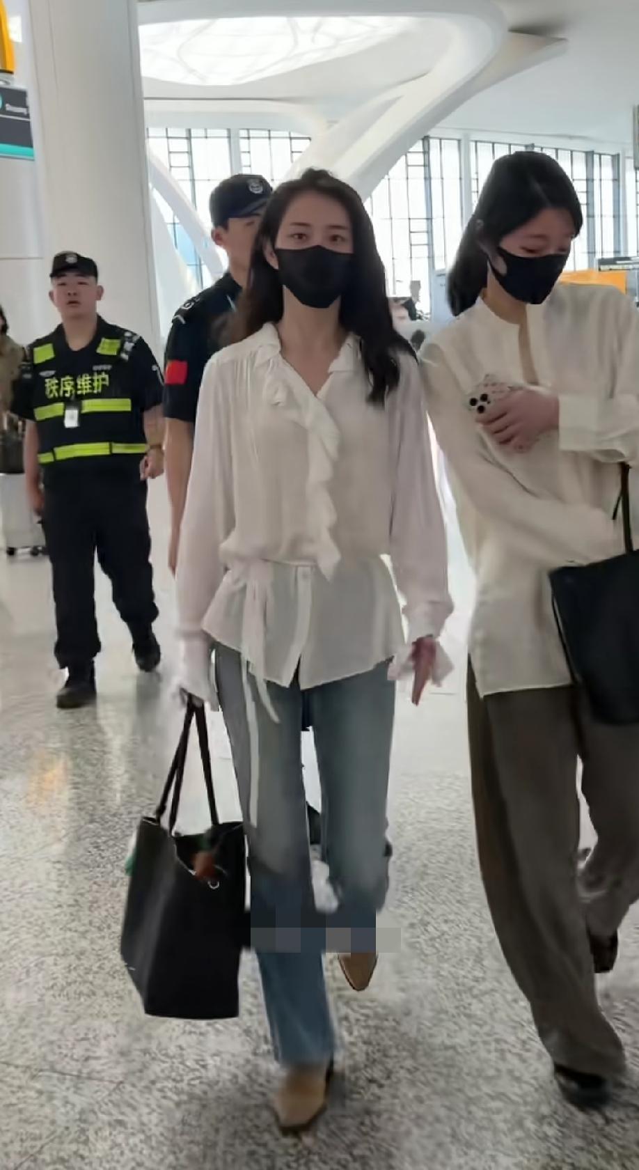 今日郭宇欣身穿白衫现身机场，即使素颜也挡不住她的美呀！
     嘿嘿， 好久不