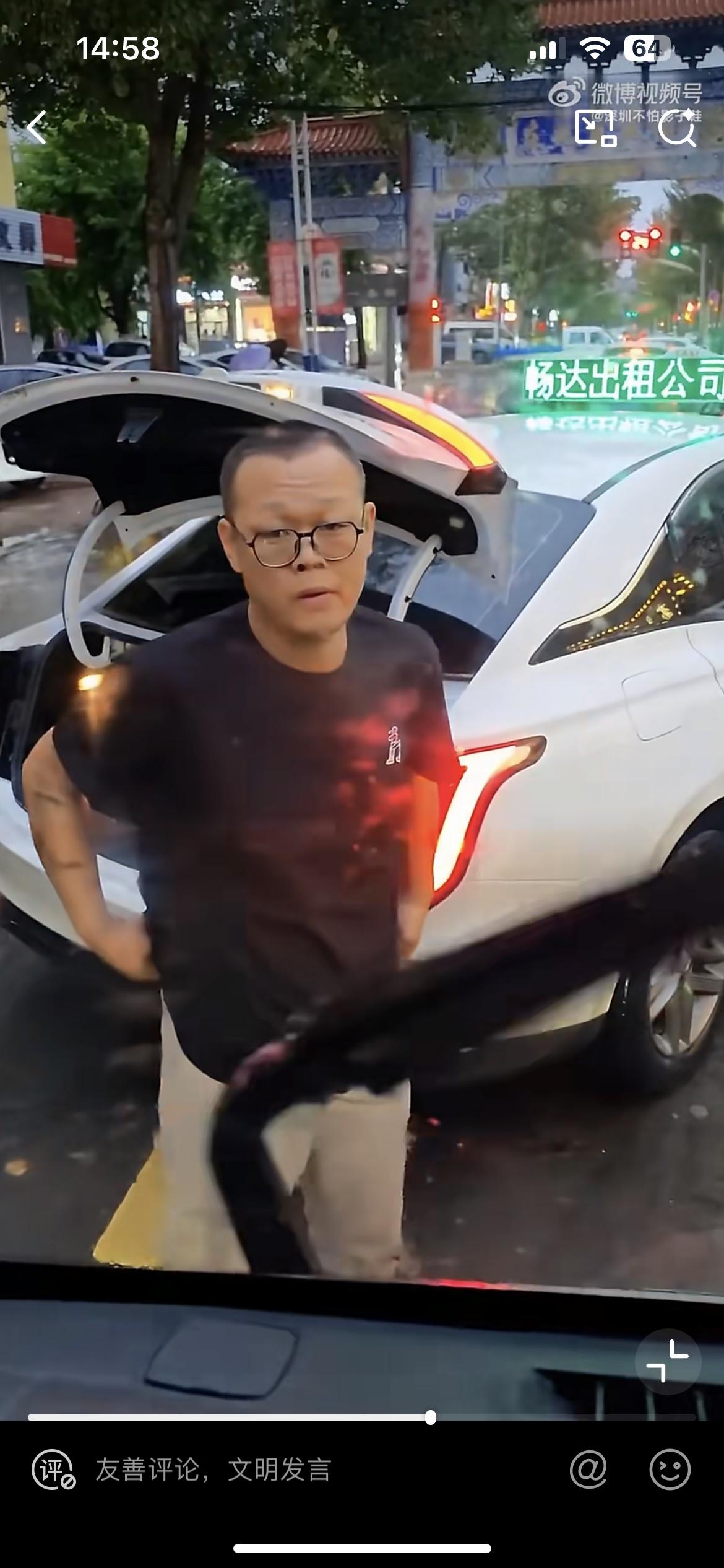 这个内蒙通辽的的士司机好嚣张，因行车纠纷直接把后面物流车的轮胎气给放了。因为他的
