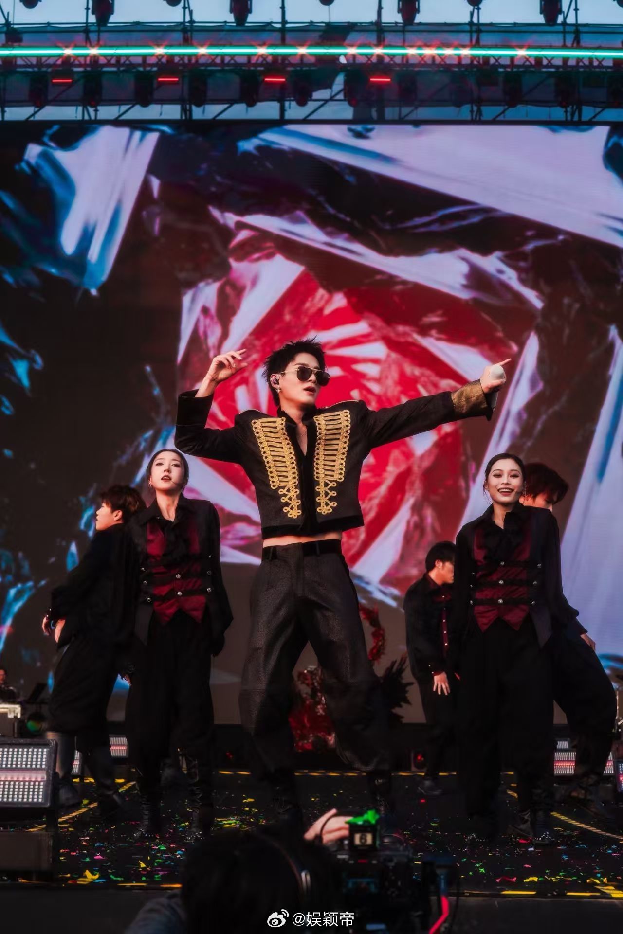 早知道姚琛这样我留着过年看了 哇，姚琛的舞台创意是从哪里来的呀？也太厉害了吧！他