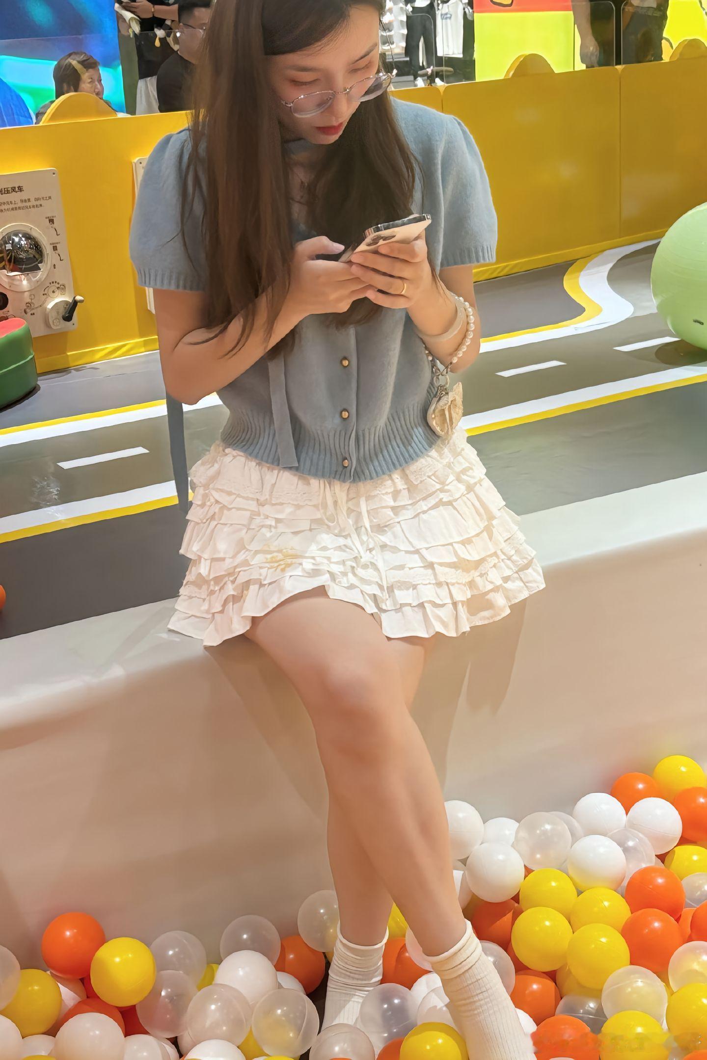 戴眼镜的知性宝妈~ 