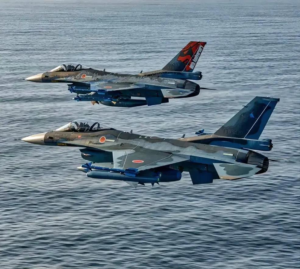 日本野心很大，
辽宁舰编队刚训练完，
日本的F-2战机就对辽宁舰航母
编队走过的