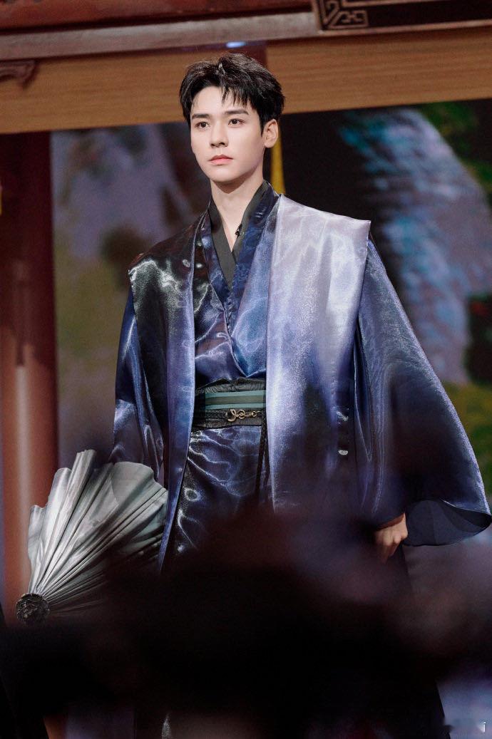 暗河传让龚俊展现出了全新的演技高度，龚俊首部破万大男主剧就是最好的证明，他把苏暮
