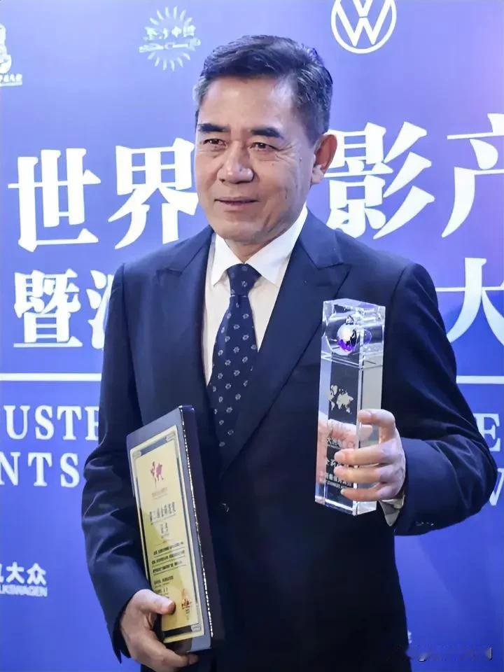 陈宝国说，第一届金鹰奖就是我得的，它对我来说，是一份非常珍贵且至高的荣誉。

陈