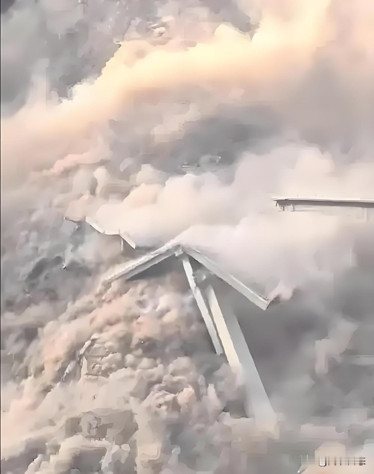 山体滑坡在建设之初就应该考虑进去，为何仅仅一年就坏了？
看看我们的山区铁路，旁边