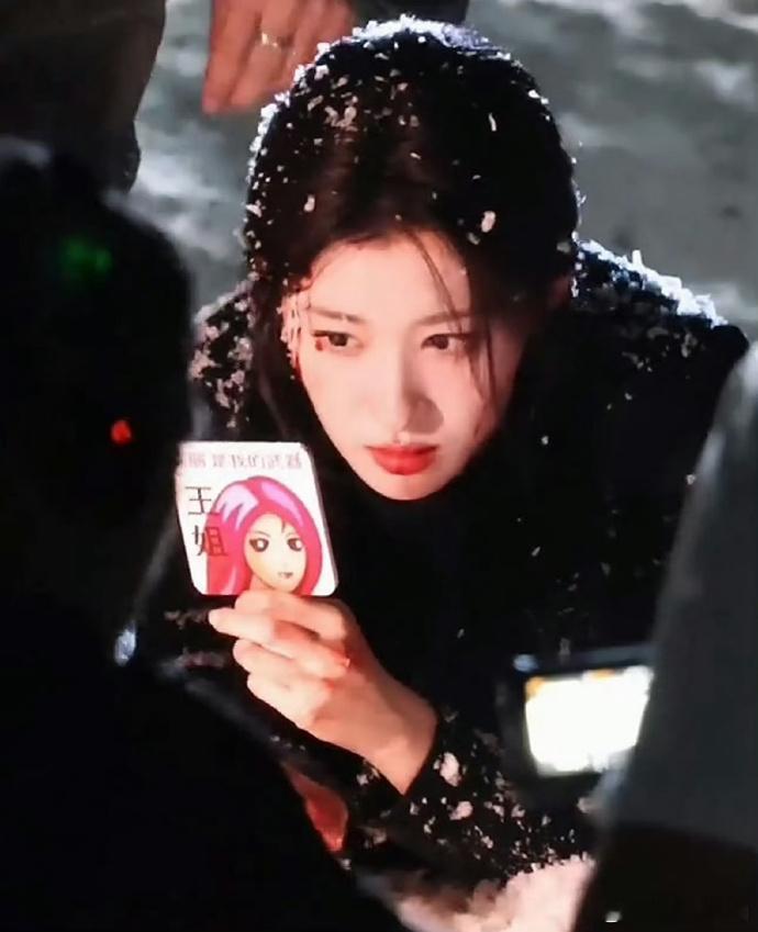 王楚然是每天都在买新的丑镜子吗好可爱的丑镜子，莫名喜欢王姐和口红长睫毛这两个镜子