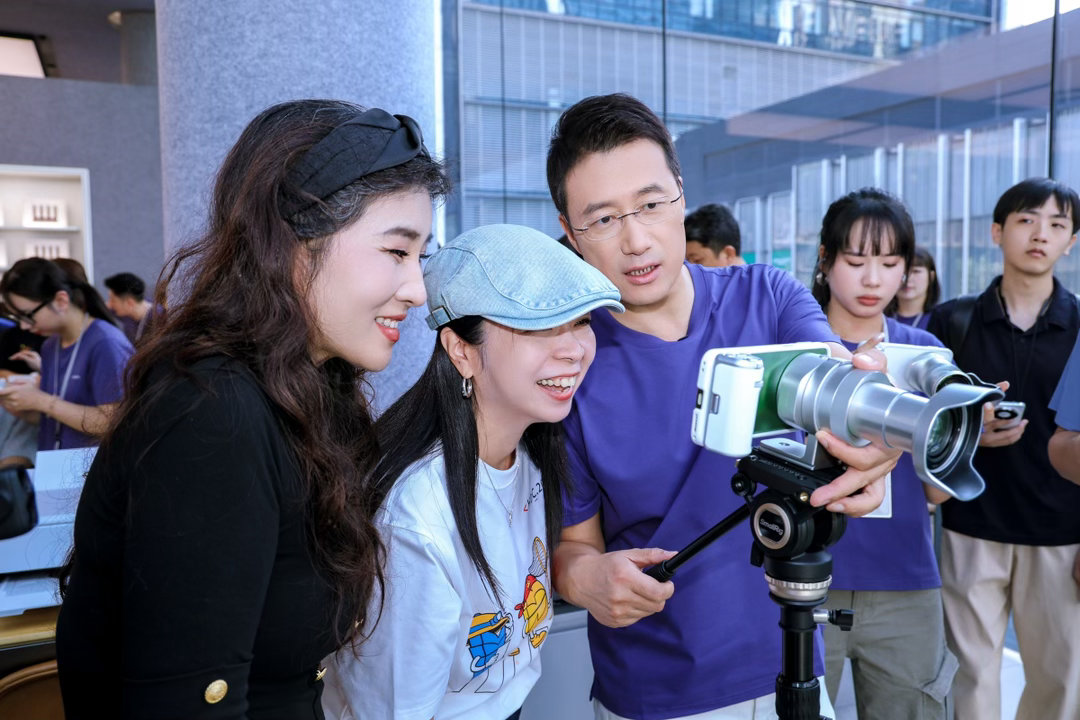 国庆偶遇华为何刚演示Mate90新机国庆第一天喝到了华为何刚送的咖啡 谁的国庆在