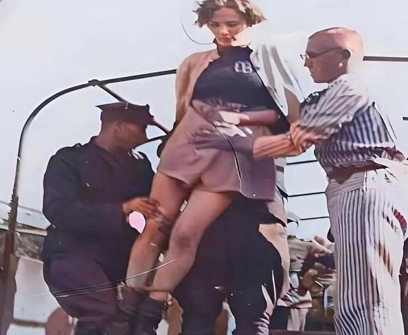 1946年，波兰刑场，一名德国女人温热的尸体被几个警察从绞刑架上抱了下来，看上去