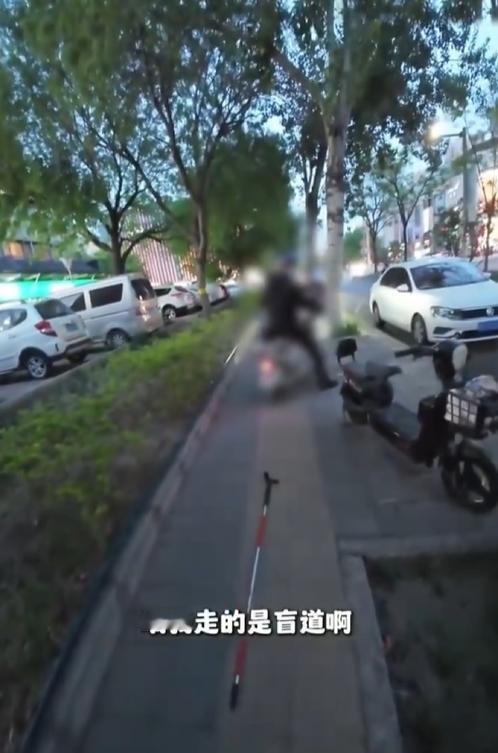 最近，视障博主“抱抱盲兔”在盲道被电动车撞的事件的大反转引起公愤。说实话，我都忘