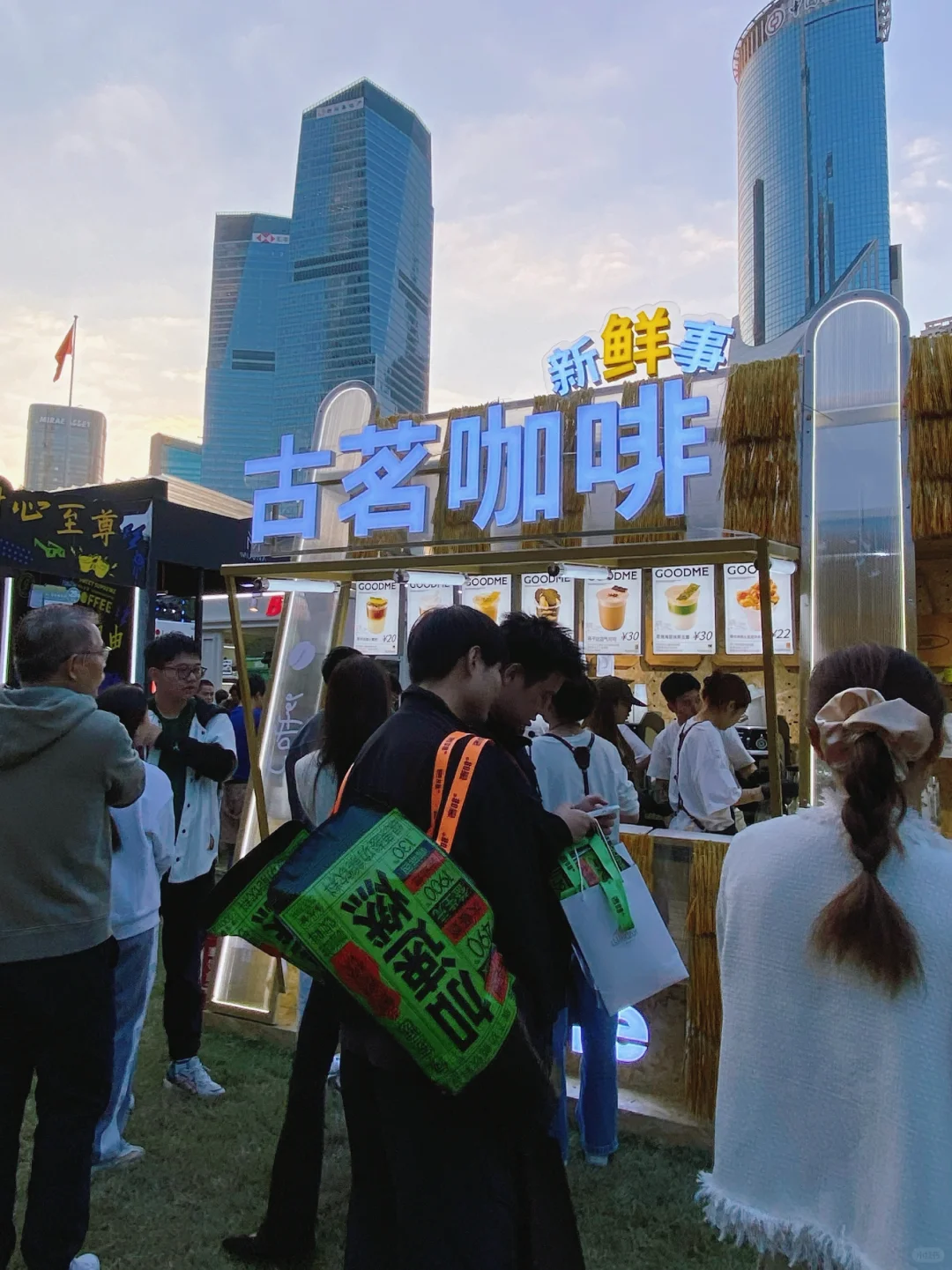 陆家嘴咖啡节旁边在说“上海人民都不上班”