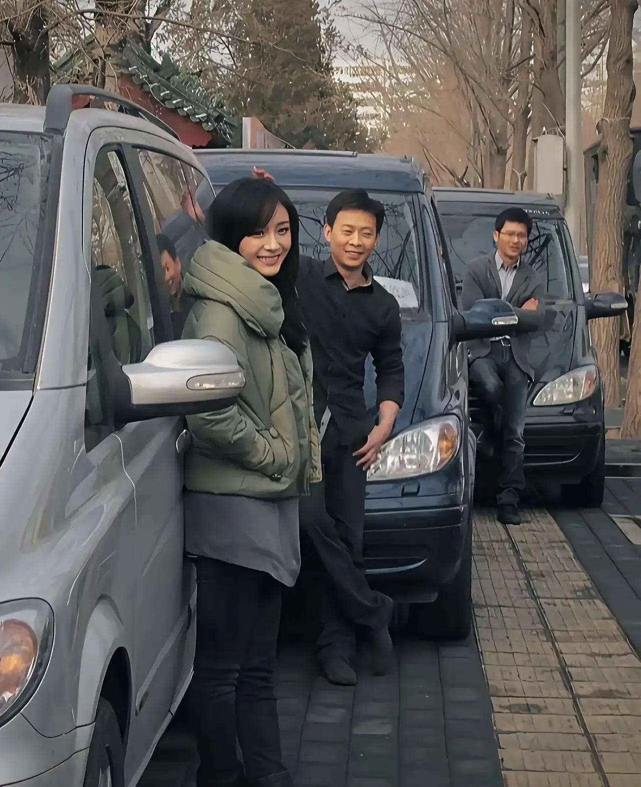 早期的张译、杨幂与李晨，那会儿杨幂刚出道，这张图拍的好真实啊。

如今，三位成了