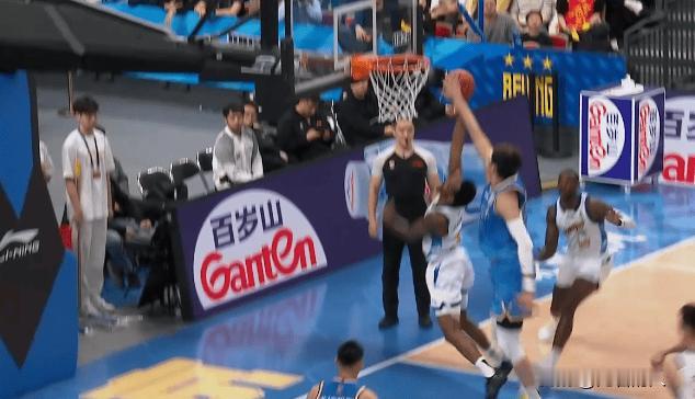 周琦太强了，攻防欺负广厦外援，又是隔扣又是封盖



赵睿联手周琦很强，进攻端两