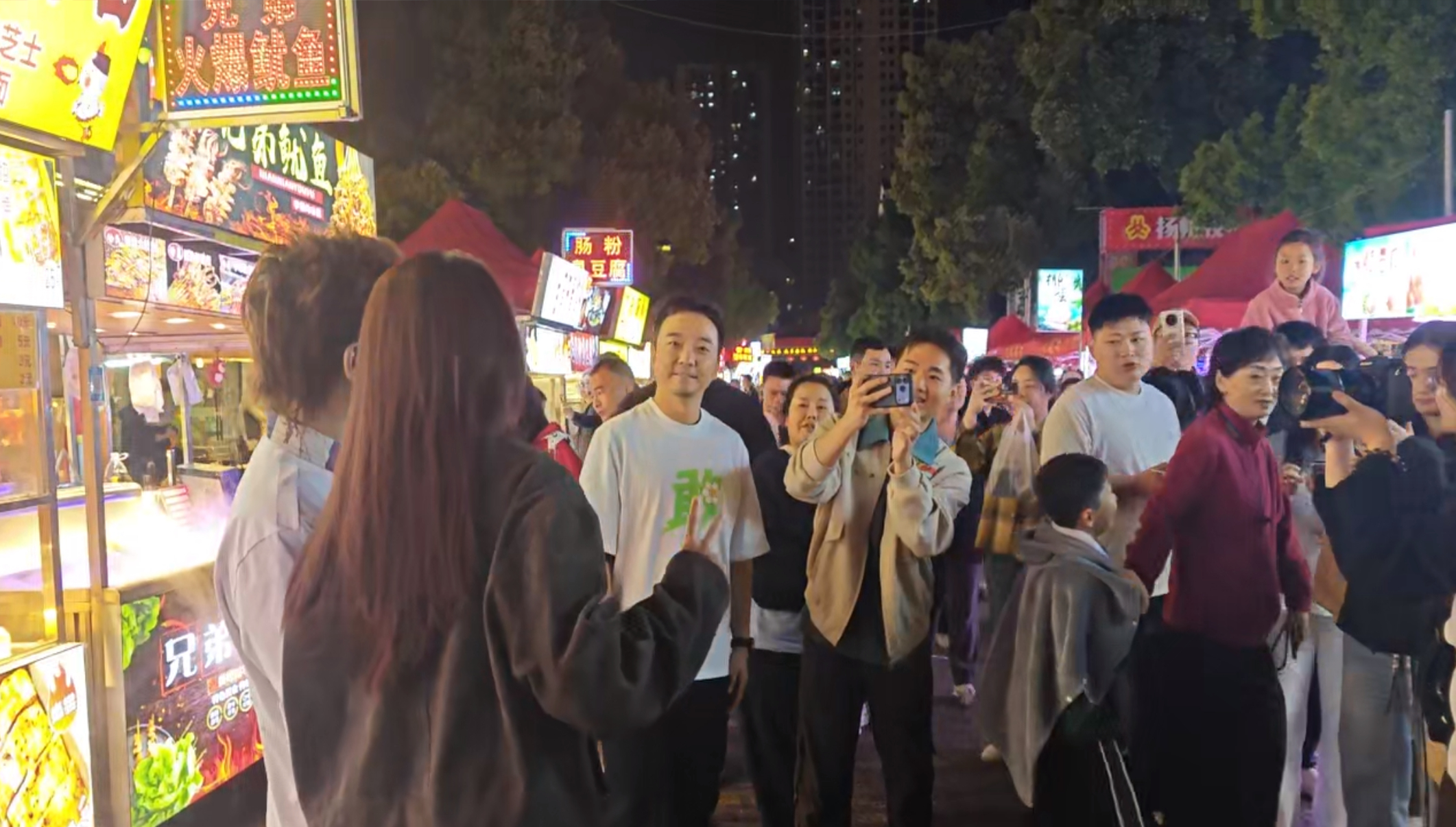 长沙夜市偶遇蒋龙蒋龙把长沙夜市当路演现场谁在长沙夜市偶遇蒋龙！直接把电影路演搬进