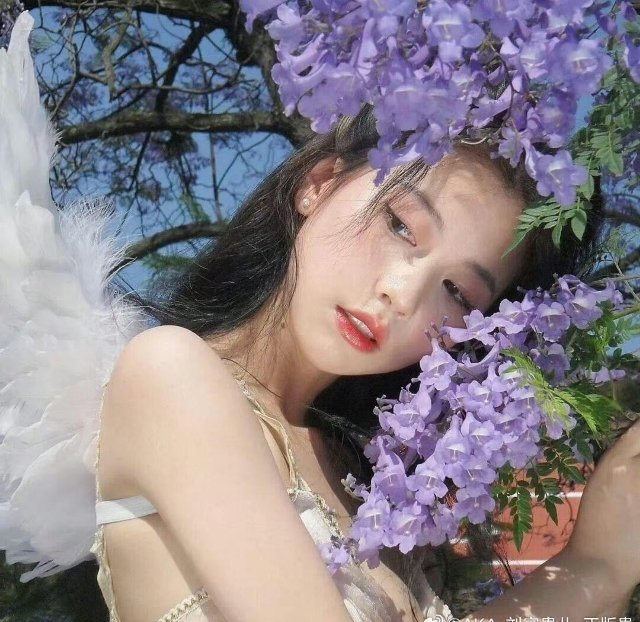 季节性颜值四季轮转各有其美，可以摸索出季节性变美的诀窍，延着时节来营造氛围感，日