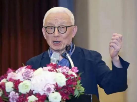 就在郑丽文就任中国国民党主席之日，台独分子曹兴诚发表了致郑丽文的公开信，为他的“