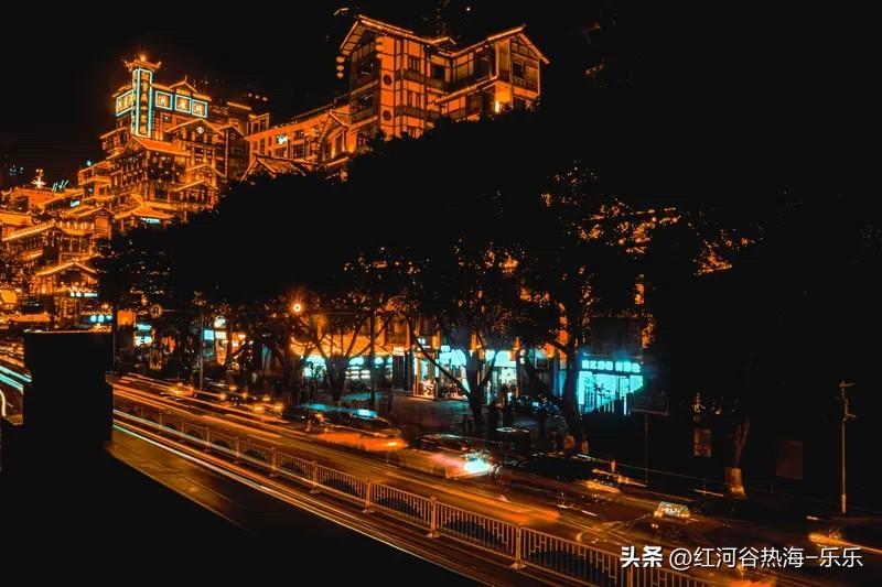 不婚主义不是重点，重点是有钱。
很多女人看人家不婚主义的女生，就只看人家的不婚，