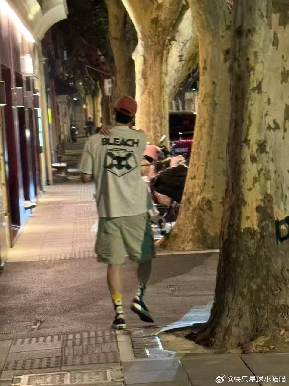 黄景瑜一个人散步网友偶遇黄景瑜独自一个人出门散步，晚上一个人散步真的很爽啊。黄景