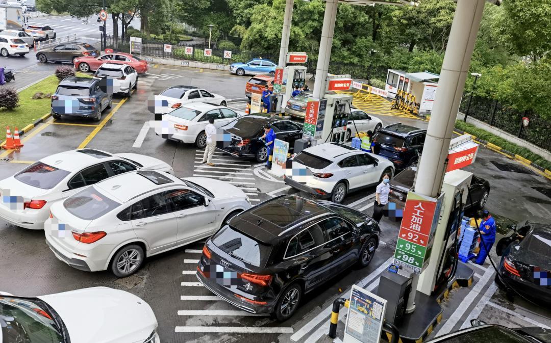 油价每升多少钱才算比较合理?赶紧排队去加油。刚才路过加油站时准备顺便加点油，没有