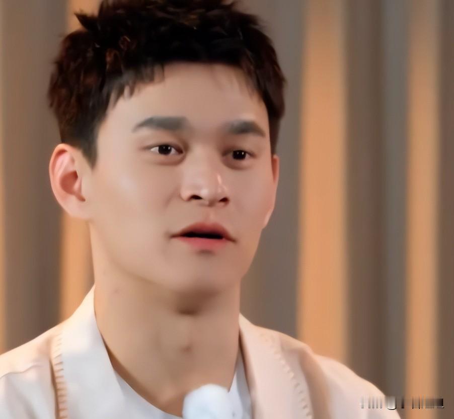 终于明白孙杨为啥淘汰还能火出圈了，
不是他成绩多牛，
而是他35岁小组第一却无缘
