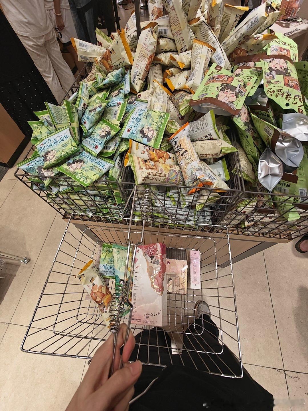路过茶颜悦色，不争气买了50多的零食现在就是小排队的程度，我没喝，怕晚上睡不着，