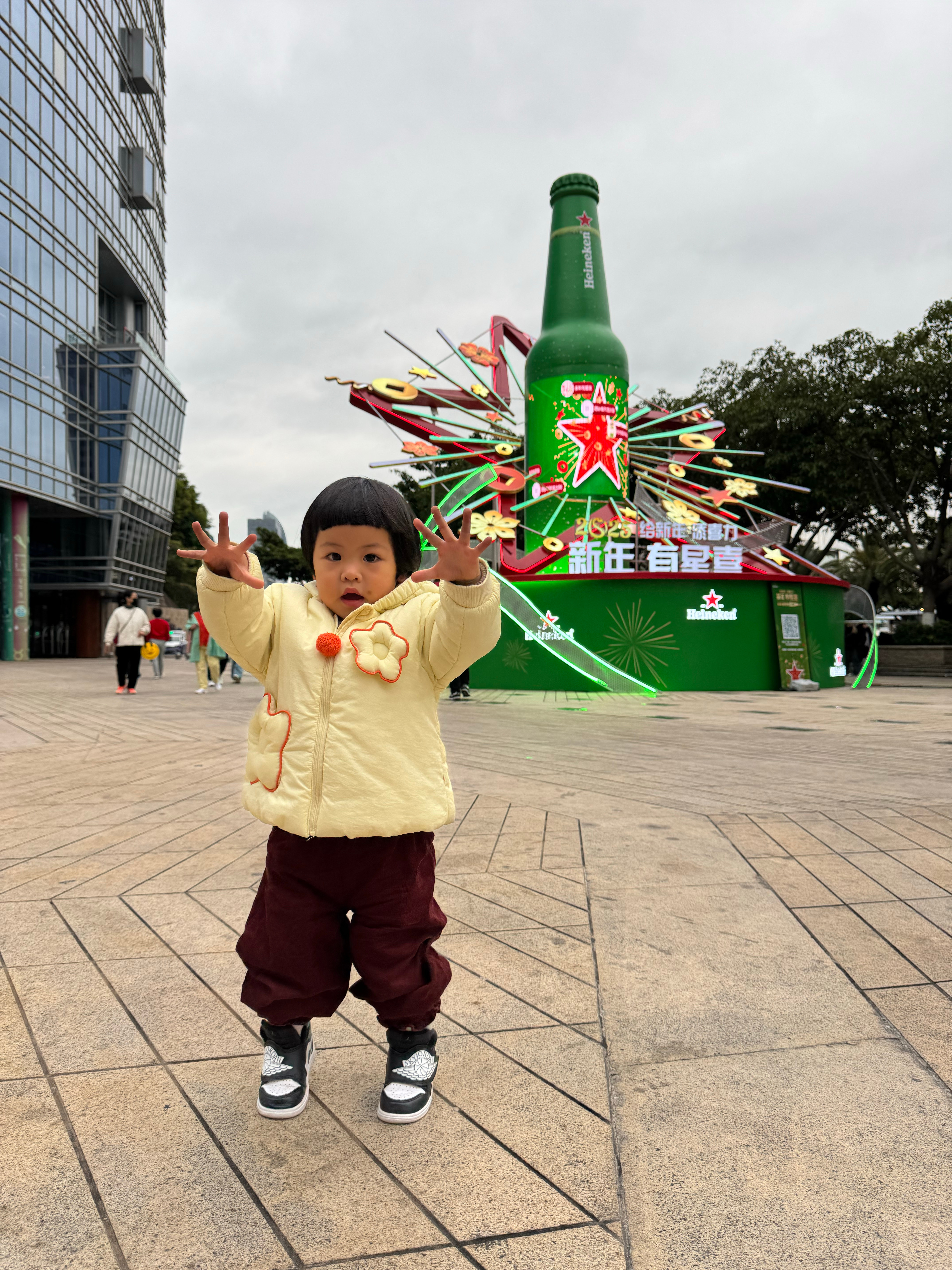 旅蛙发来两张照片很得意的告诉我分别是去年和今年在同一个地方拍的球宝就这种摄影技术