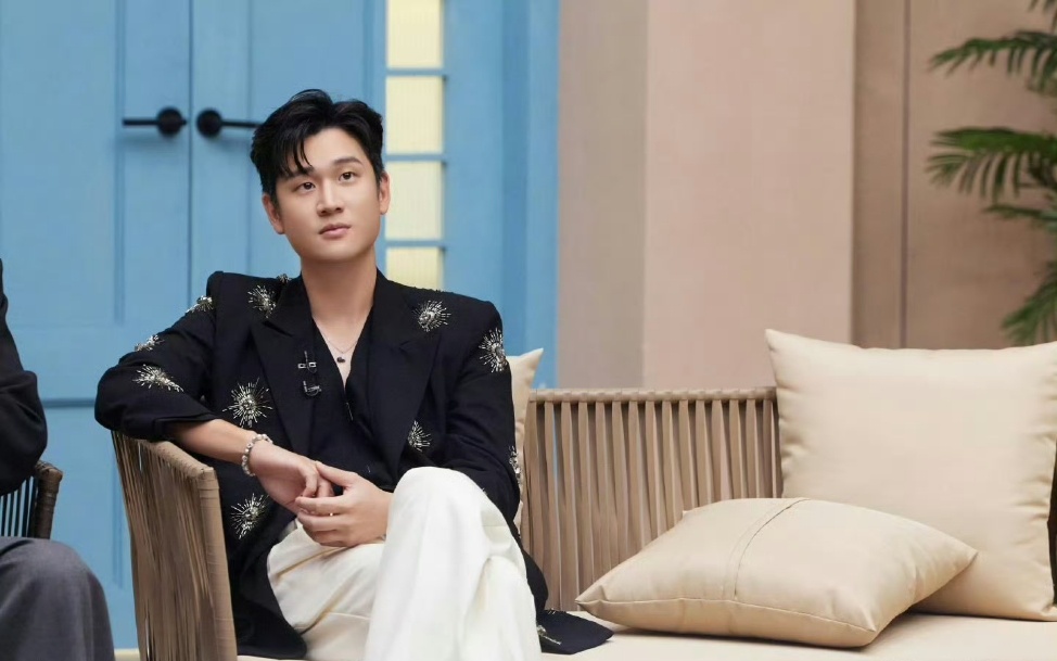 何老师总能捕捉新鲜动态～初舞台便提及马来西亚公主的偏爱，周兴哲腼腆致谢，气质温润