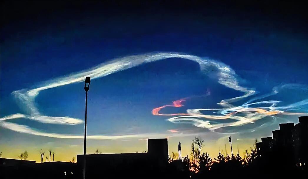 “神秘祥云”真好看！
12月9日清晨，内蒙古鄂尔多斯、陕西、四川等地网友，先后拍