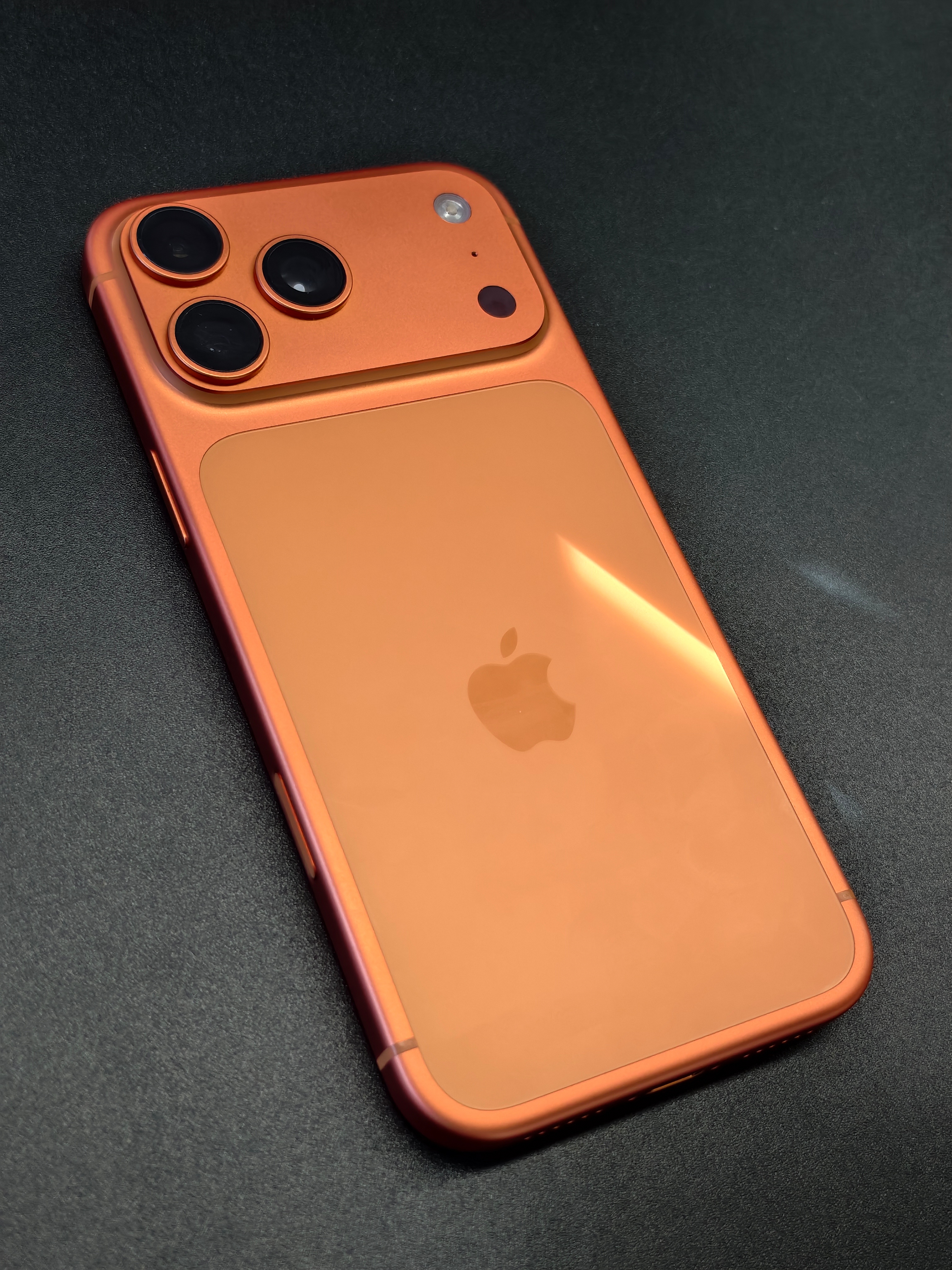 橙色太亮骚了，我有点吼不住，求教程，用哪款湿巾能给它擦成银色？ 