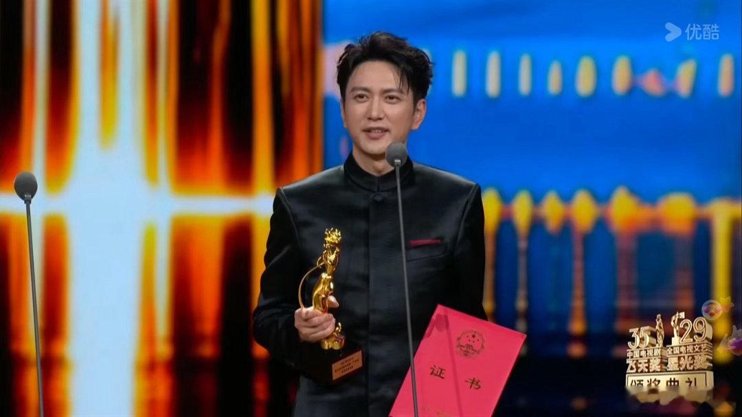 王仁君成功接班唐国强才子代言人 一代演员有一代的表达。王仁君沉心揣摩角色神态与气