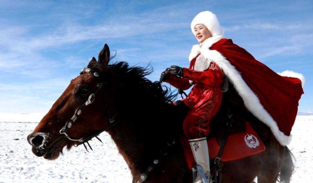 47岁的新疆农产品品牌建设与产销服务中心主任贺娇龙在一次拍摄工作中意外坠马，不幸