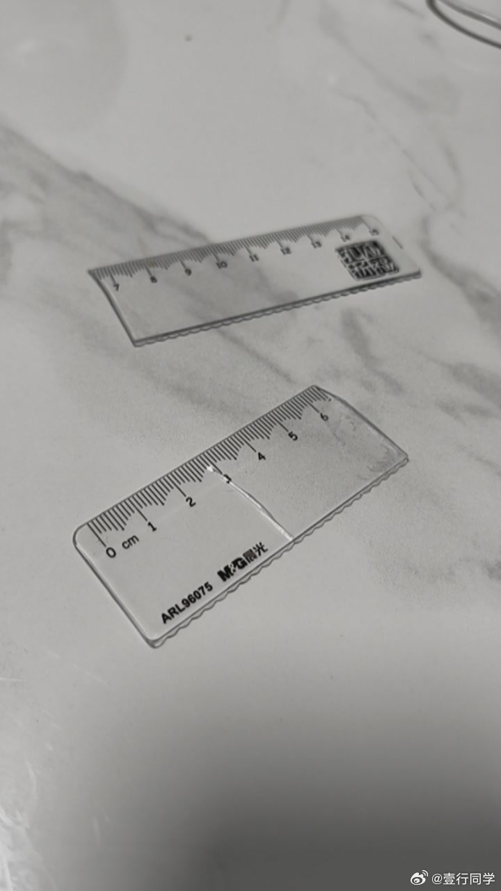 家里的小孩儿把尺子弄断了，扬言要把尺子修好，折腾半天终于修好了[偷笑]小家伙用双