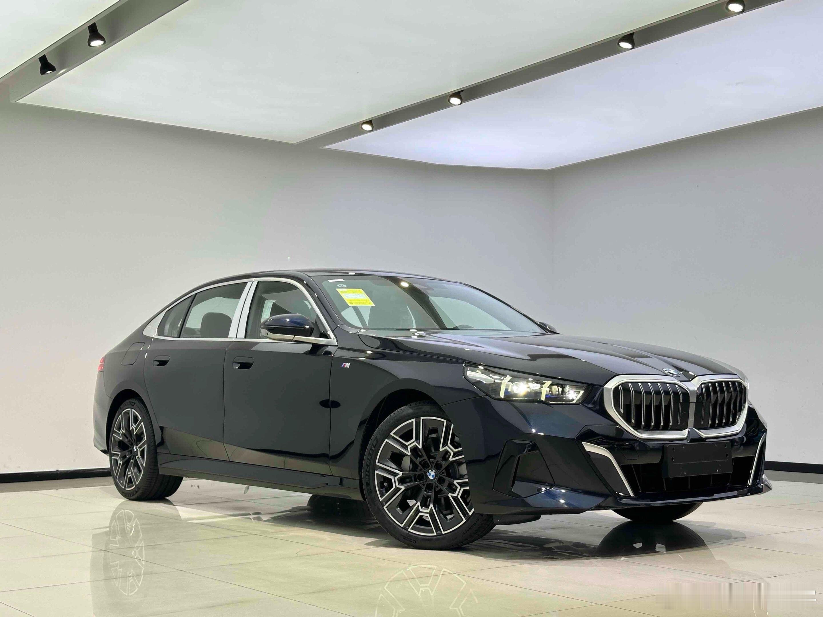 2025款宝马530Li1️⃣性能：2.0T高功+48V轻混，零百6.5秒实测稳