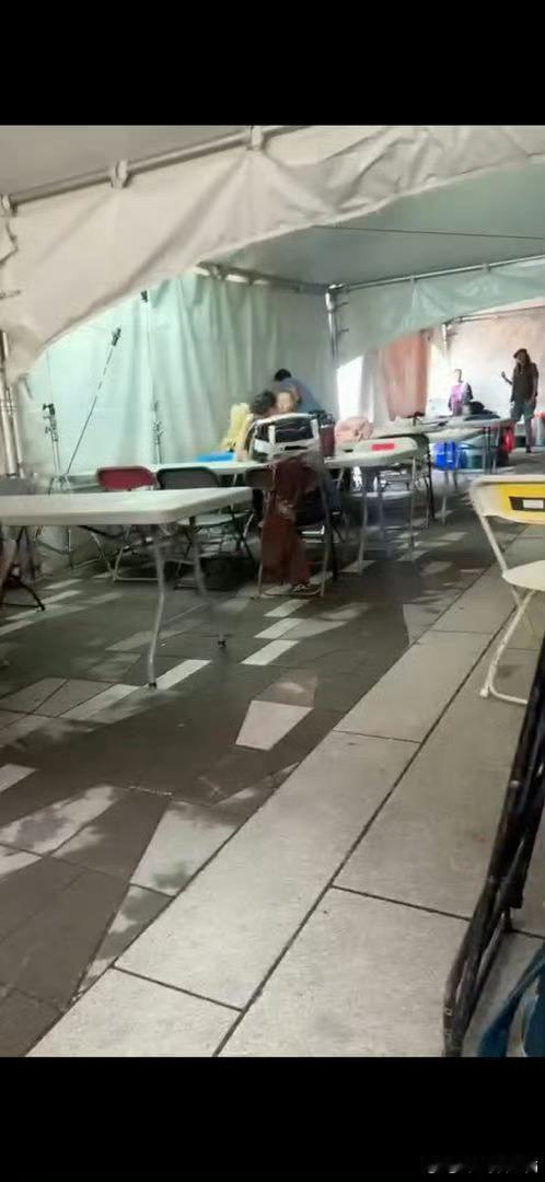 群演待遇 8小时后1.5倍工资你们知道横店群演现在啥收入吗？135块钱干10个小