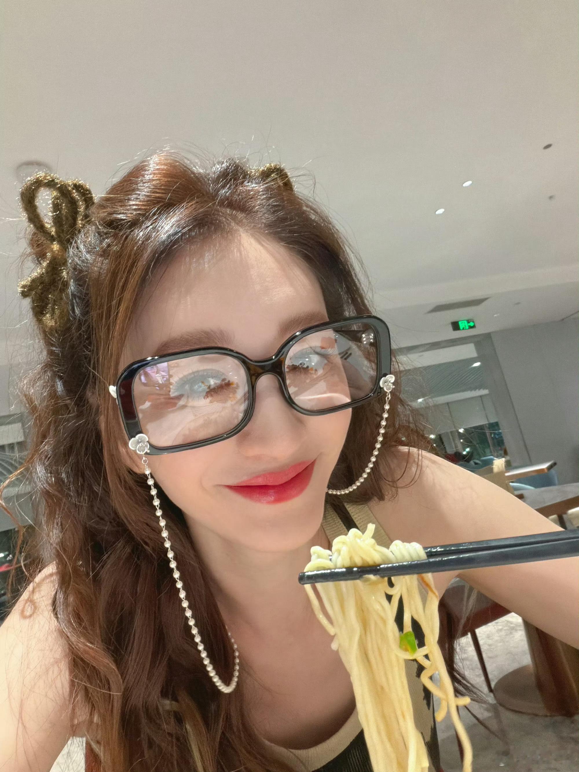 李小冉拍的谢娜李小冉说谢娜第一场演唱会好美好听李小冉拍的谢娜真的满满的都是爱意