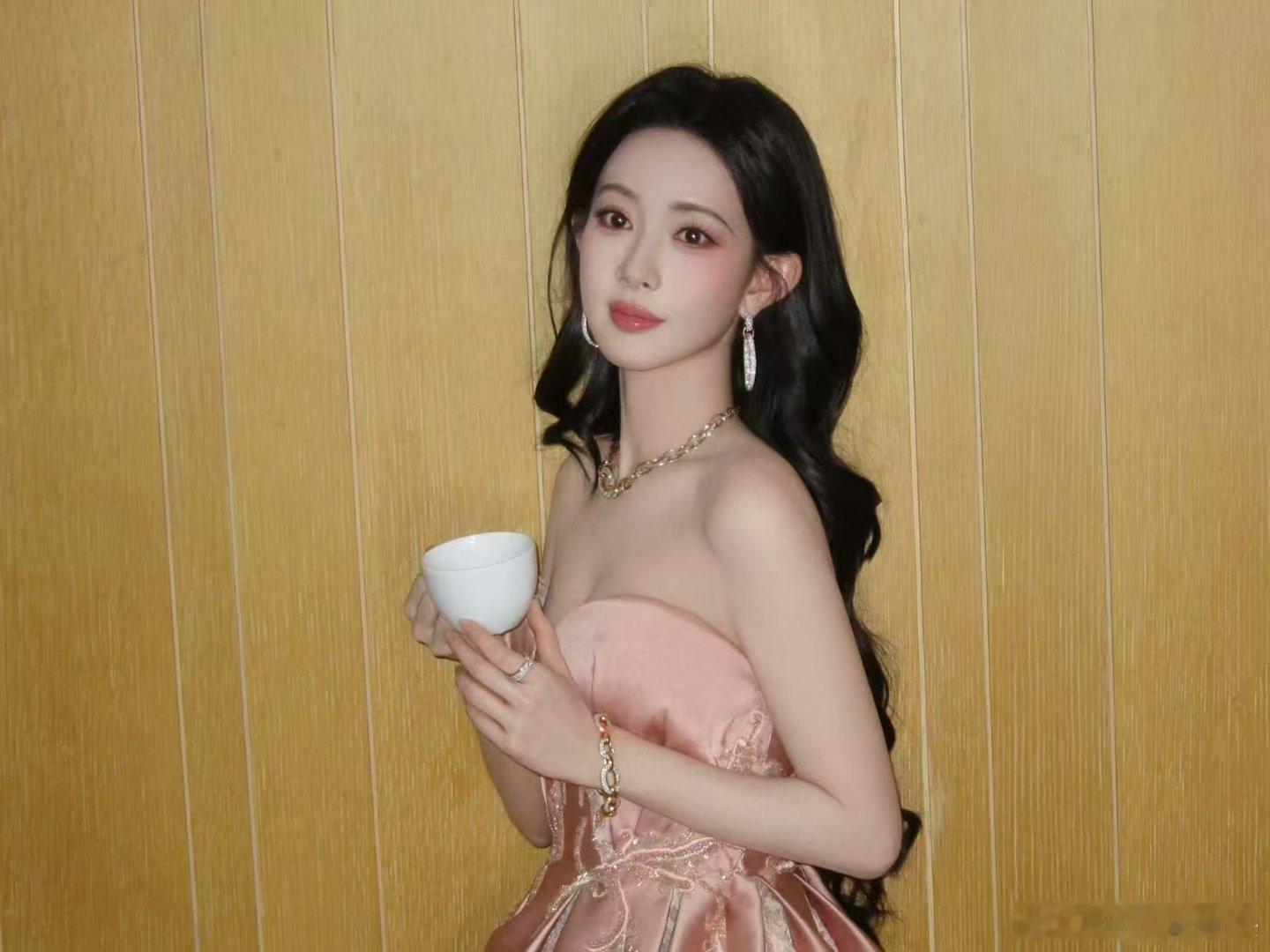 一手摘星一手捶地主演孟子义孟子义新剧监国公主失忆流落民间，智商在线一路翻盘，温柔