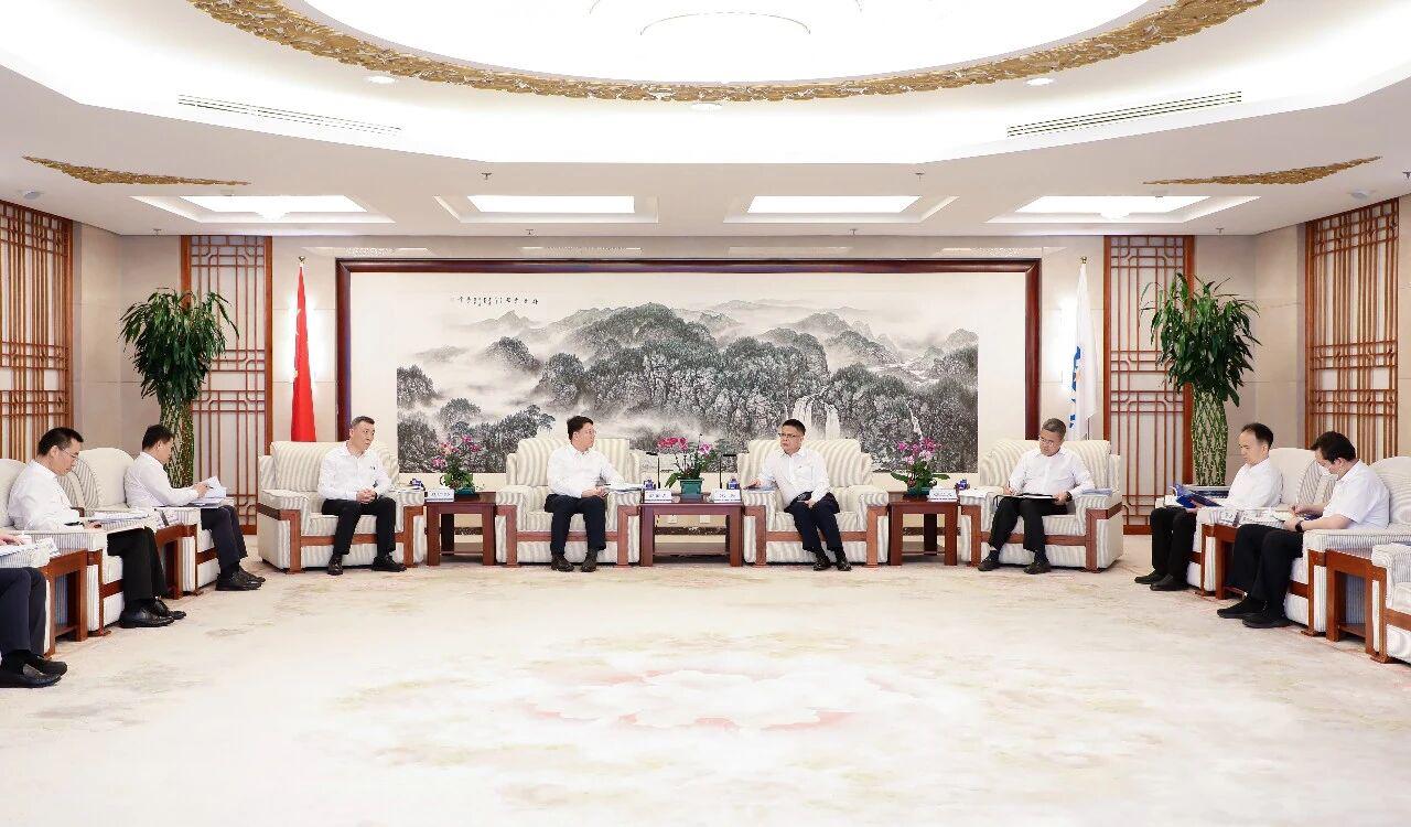 6月15日，中国中铁总裁、党委副书记赵佃龙与首都机场集团党委书记、董事长宋鹍举行
