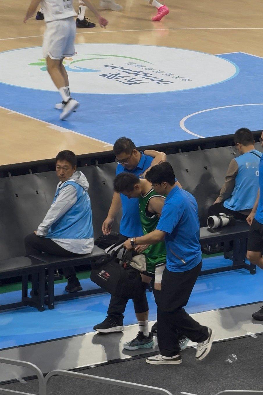 继伟大腿拉伤，没有控卫了。对手各种推人，移动掩护都不吹，辽宁队只要挡拆就响哨。这