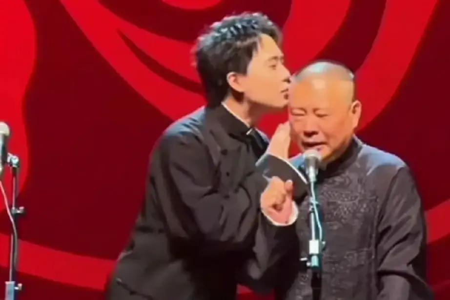 惊！郭麒麟上台亲了郭德纲！德云社的相声新高度，这波操作我给满分！😂😂😂

