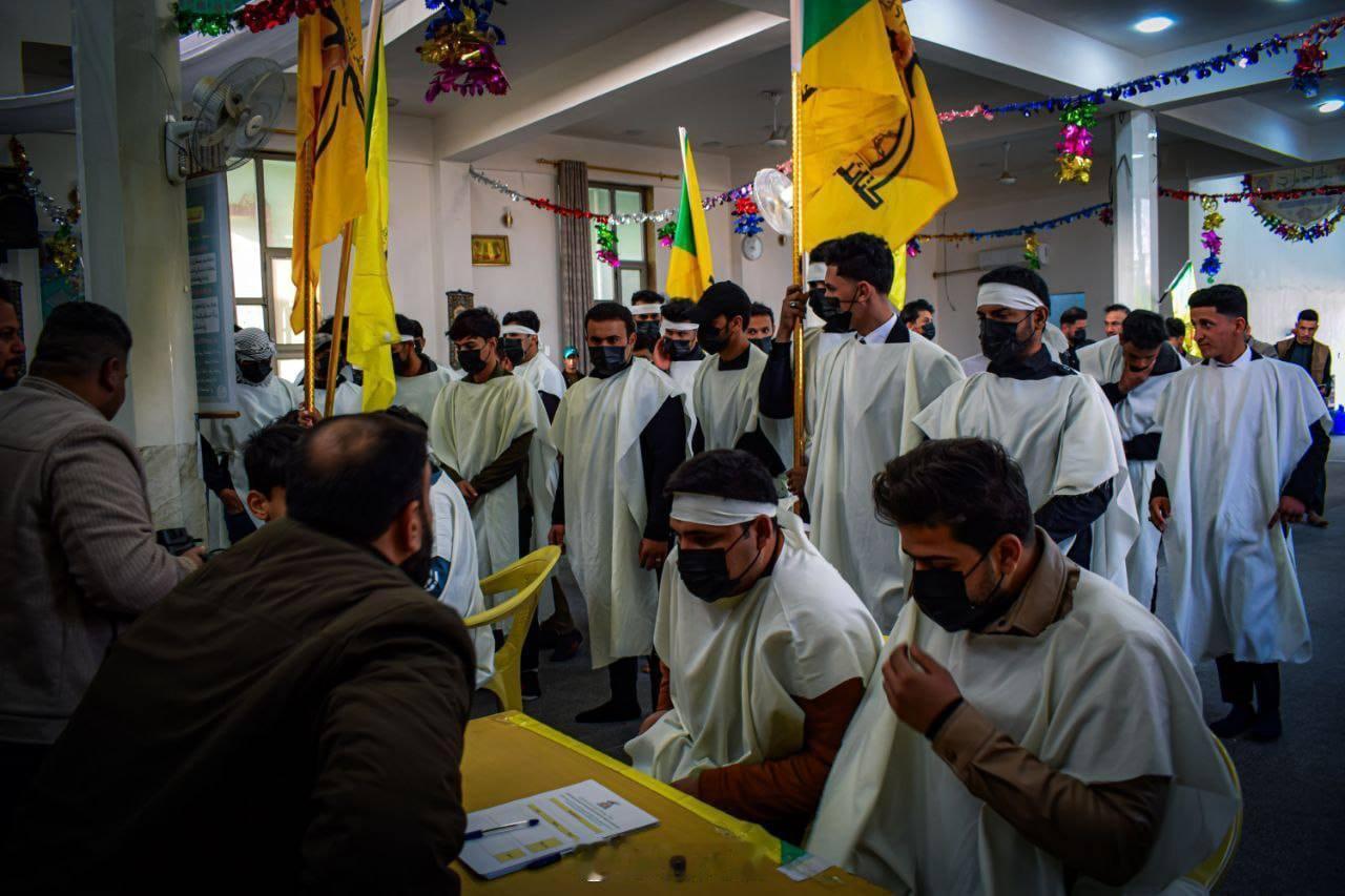 大批志愿者继续在伊拉克巴比伦省的一个登记中心集结，此前卡塔伊布·真主党秘书长呼吁