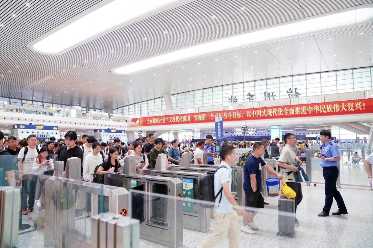 上铁集团：上半年长三角铁路发送旅客4.7亿人次，同比增超3%，创同期历史新高。5