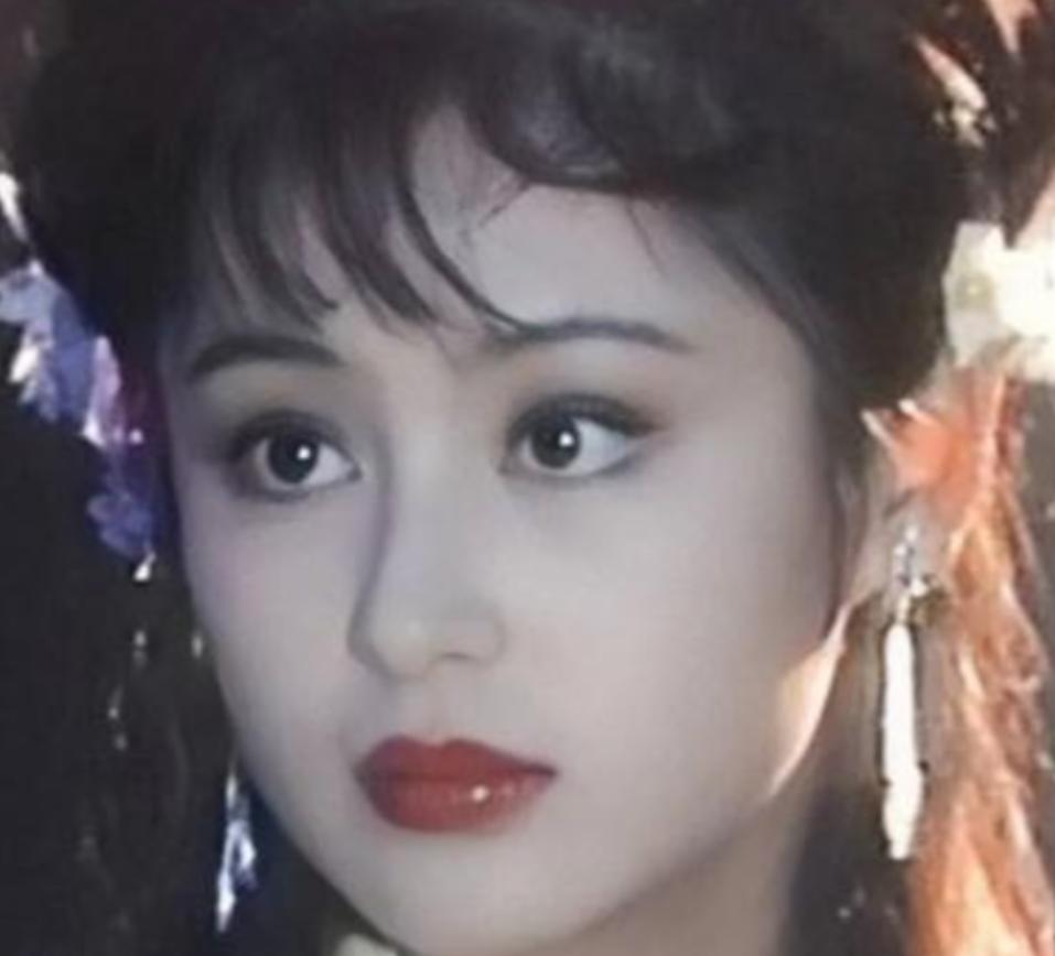 古时一女子刚死，面貌如生，身上还留有体温，两个看守的人动了邪念，一人转动过她的身