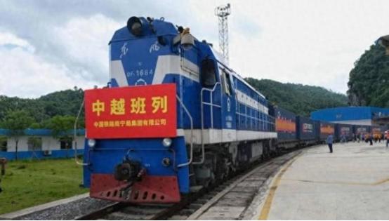 越南连遮羞布都不要了！与特朗普签下“历史性协议”后，越南不到四天就对中国出手，征