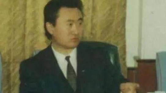 1986年，已经是大连陆军学院管理处副处长的王健林，却选择了转业，很多人都感到很