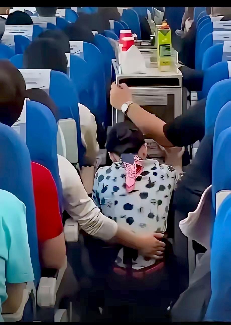 终于知道了，原来在东航客机上当某爷、耍某风的“机闹”是“欧某某”——这下他应该在