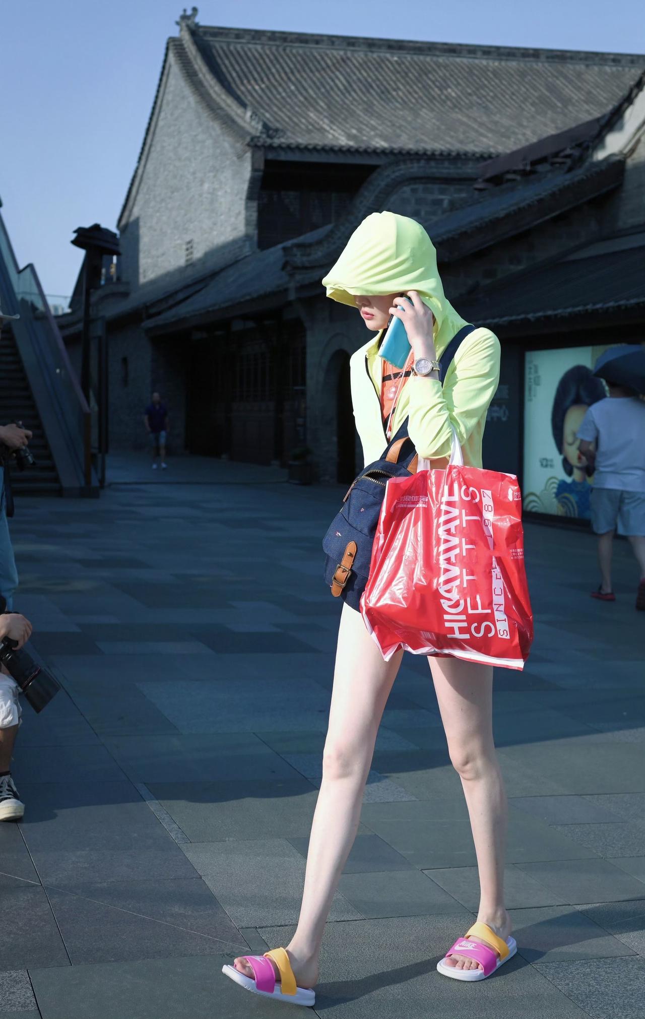 分享我这周有趣的事：逛街看到一个小姐姐，看她这腿可以跨越星辰大海