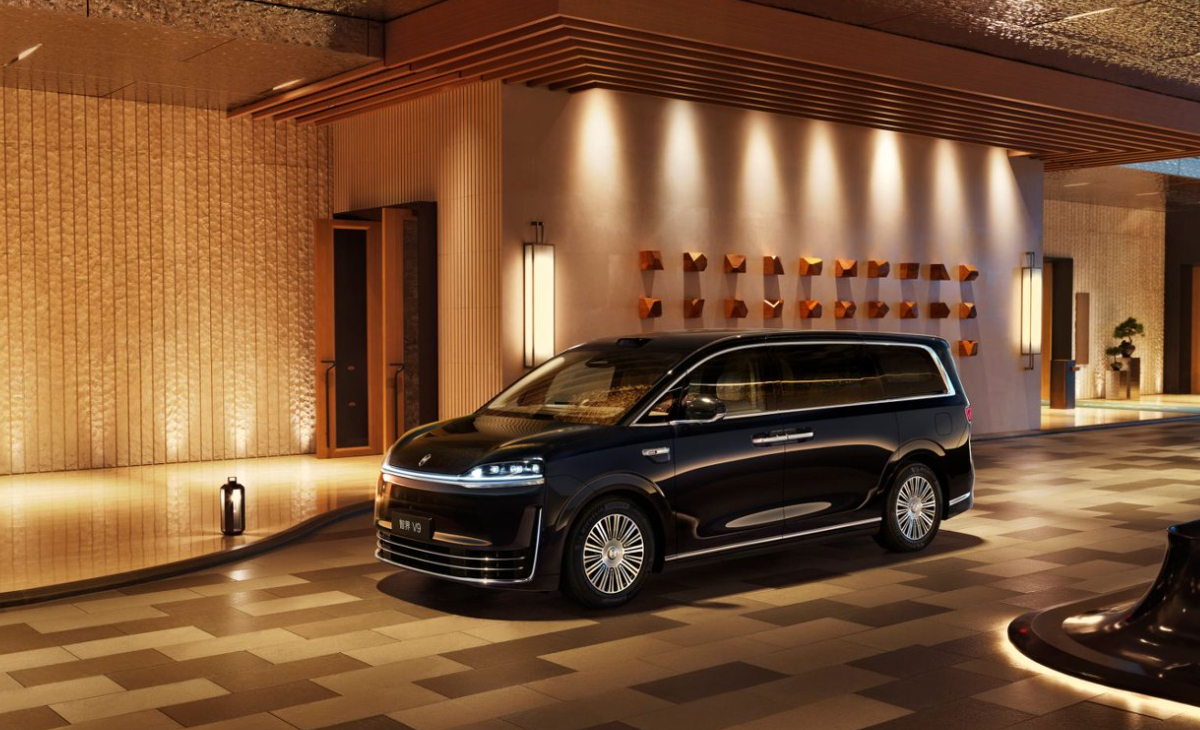 智界V9首发金钟罩铁布衫现在的汽车市场有一种很奇怪的共识，只要是辆MPV，就必须