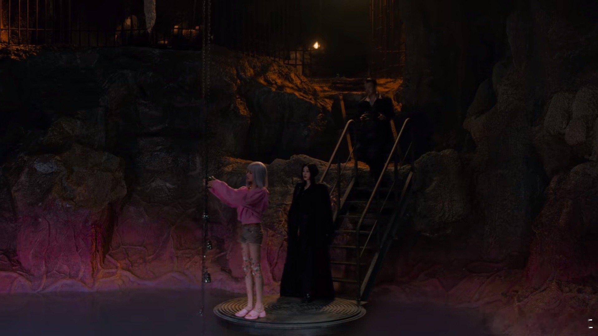 好家伙冯蜜的腿，又长又直，林姨的背，又薄又白，你们地枭还挺会挑身材！《枭起青壤》