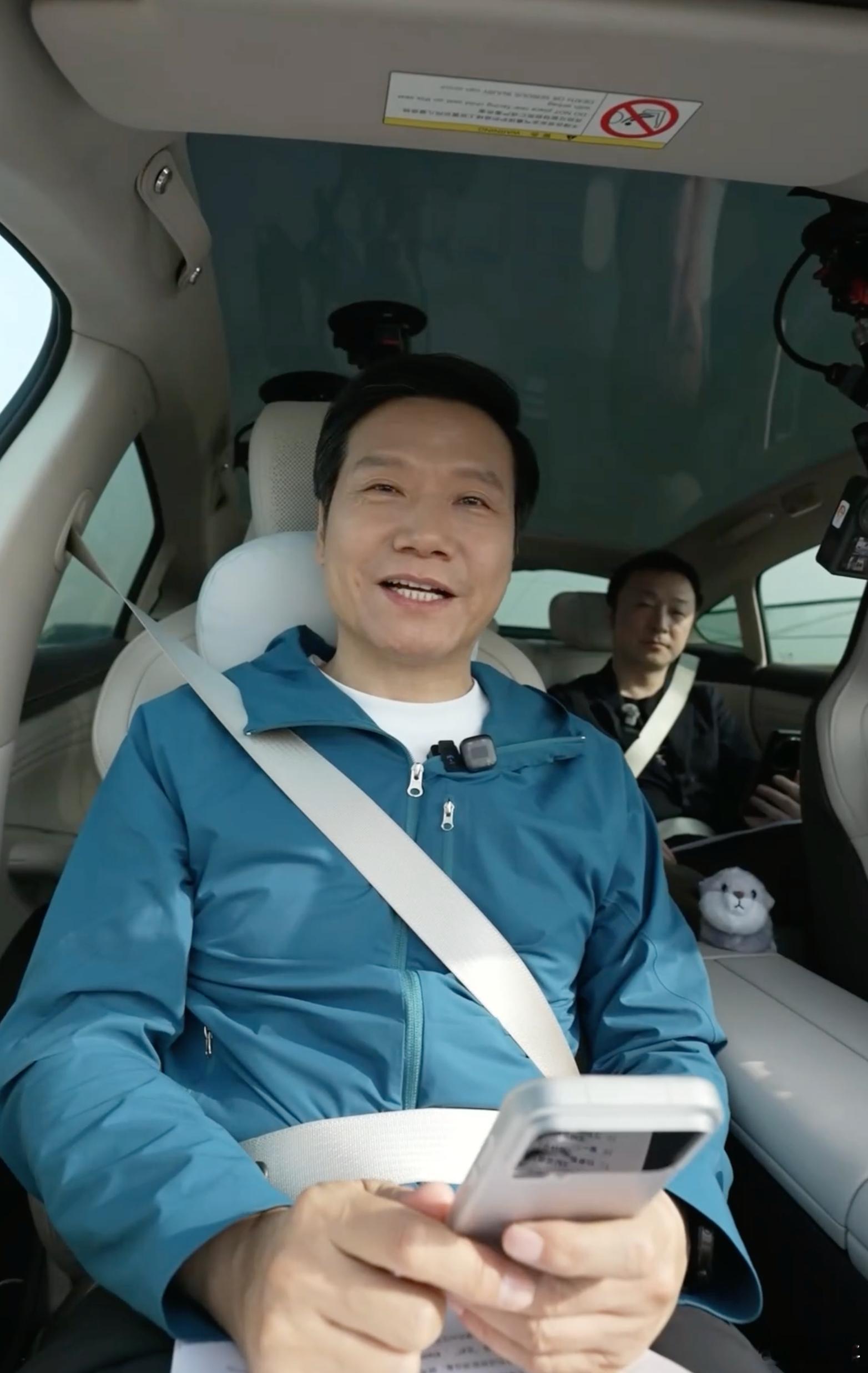 今天雷总早上六点半从北京出发，一路直播开到上海，只为证明1265 公里中途只充一