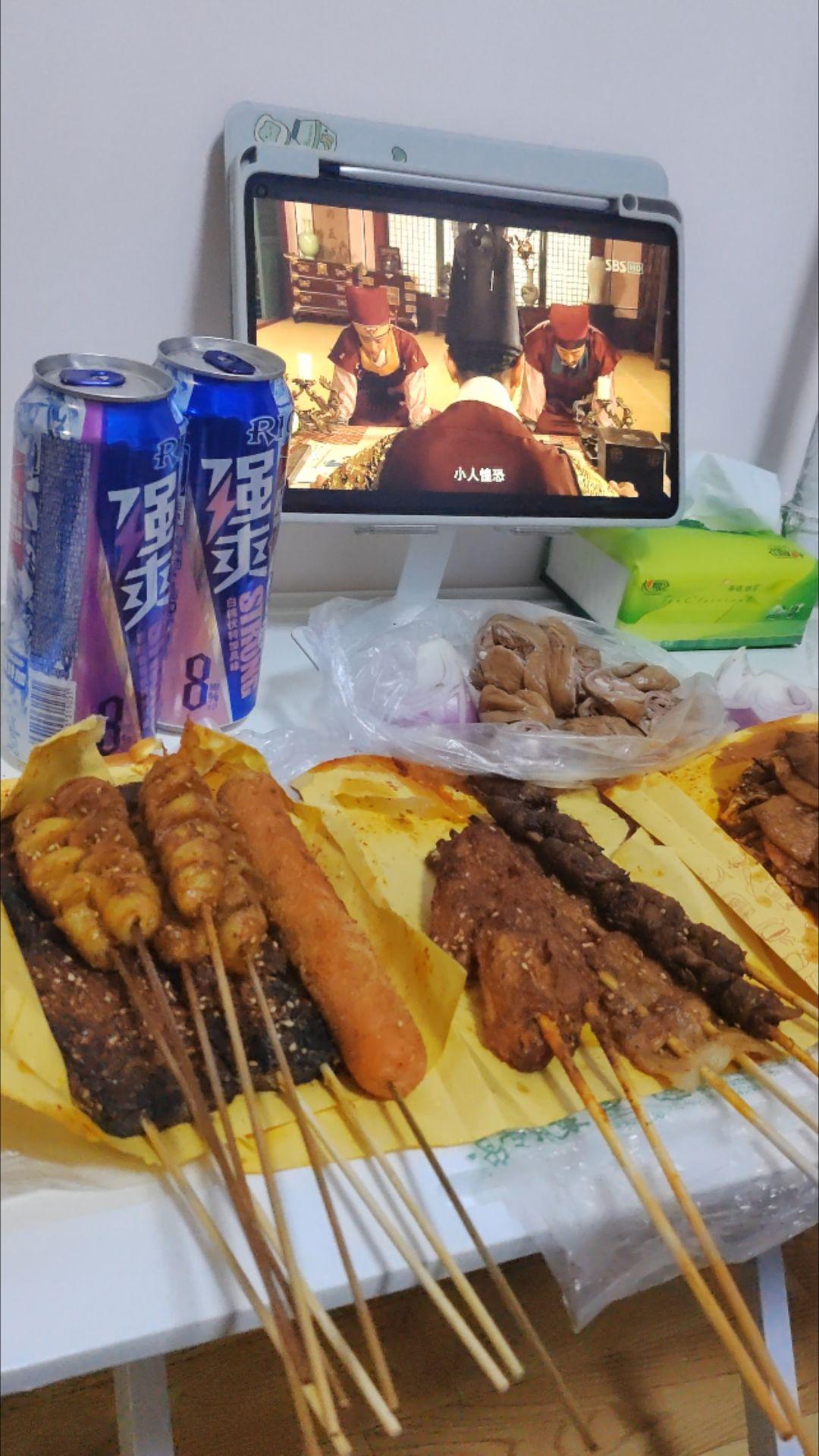 在周末的晚上关上了手机。长大才懂这歌词的含金量