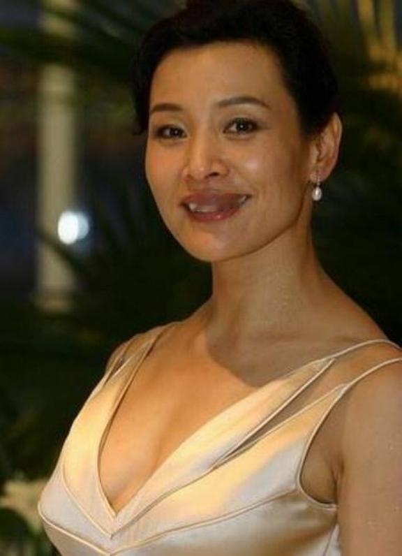 在美国生活了三年的演员陈冲，登上了春晚舞台，当着众人的面说：“原本我不想回国，既